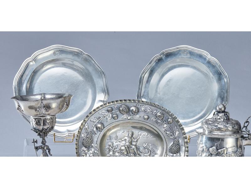 *PAIRE DE PLATS RONDS en argent de forme...
