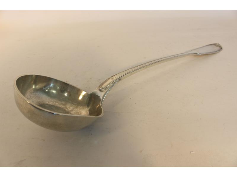 LOUCHE en argent, modèle à filets.
