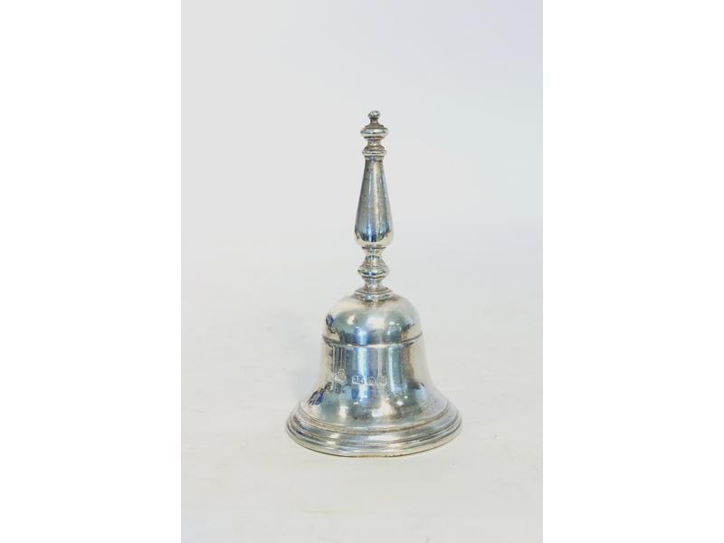 PETITE CLOCHE DE TABLE en argent.