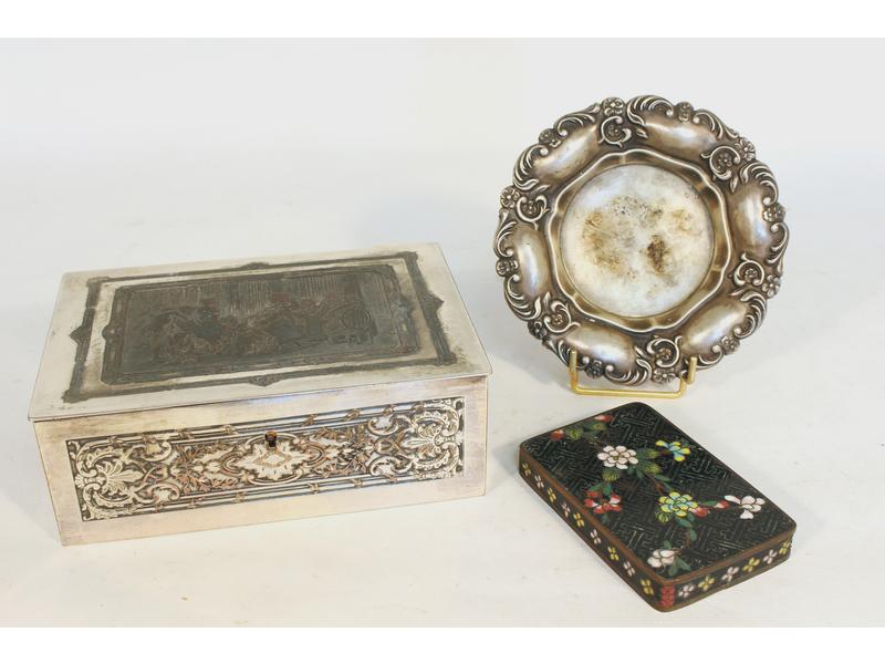 COFFRET à bijoux en métal argenté à décor...