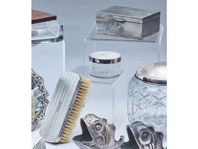 NECESSAIRE DE TOILETTE comprenant une BROSSE,...