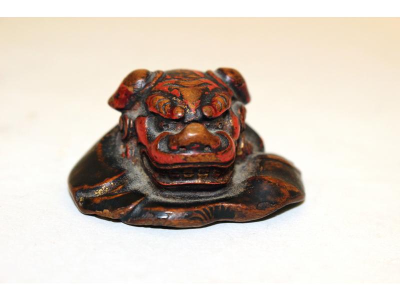 *NETSUKE en bois sculpté laqué rouge et noir...