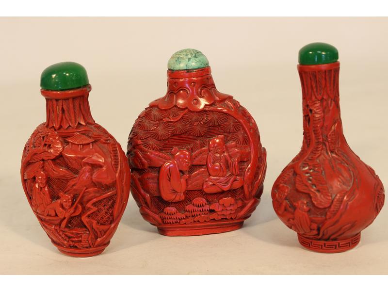 *TROIS TABATIERES en résine rouge sculptée...