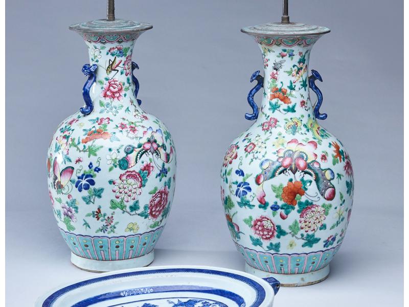 PAIRE DE VASES en porcelaine de forme balustre...