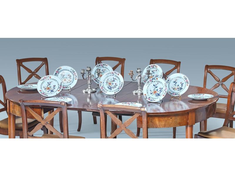 ONZE ASSIETTES en porcelaine, à décor Im...
