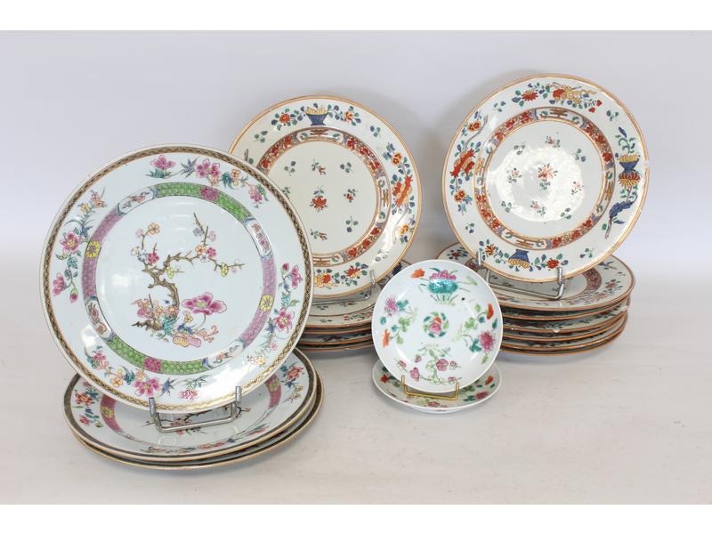 SUITE DE DOUZE ASSIETTES en porcelaine polychrome...