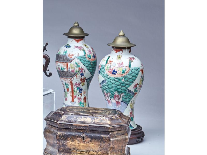 PAIRE DE VASES de forme balustre en porcelaine...