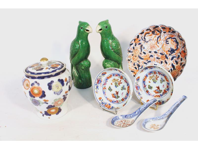 ASSIETTE de forme chantournée en porcelaine...