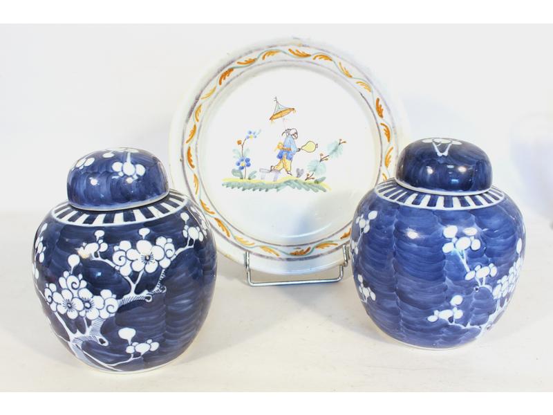 PAIRE DE POTS à gingembre en porcelaine émaillée...