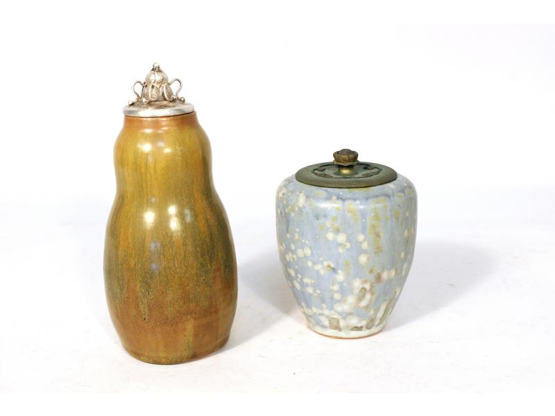 DEUX FLACONS en porcelaine émaillée, l'un...