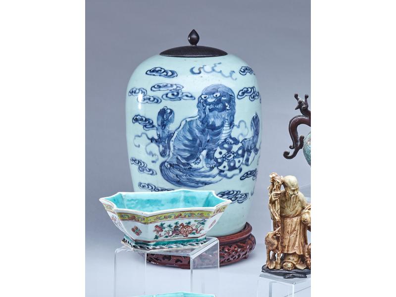 *POT A GINGEMBRE ovoïde en porcelaine à décor...