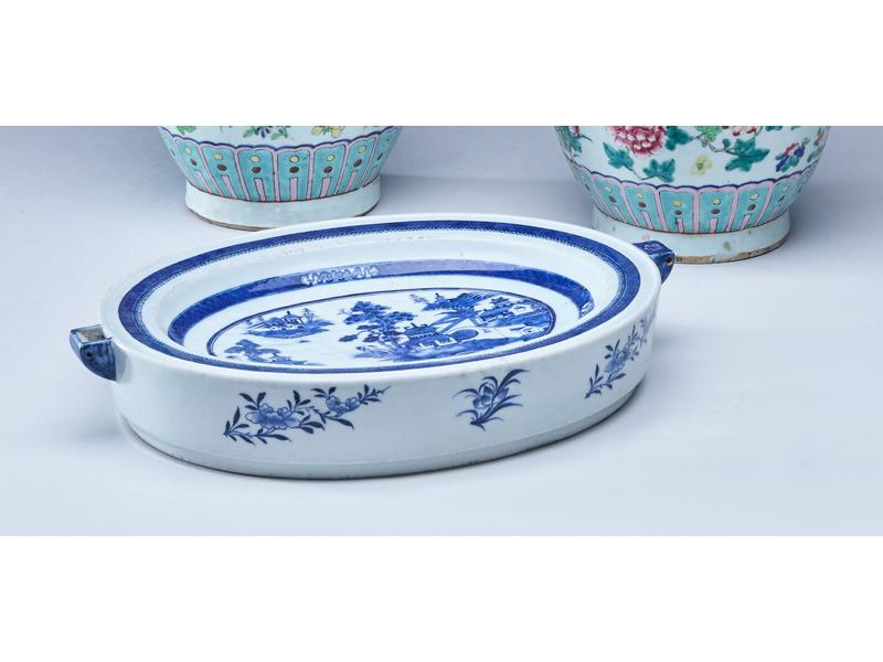 *CHAUFFE-PLAT ovale en porcelaine à décor...