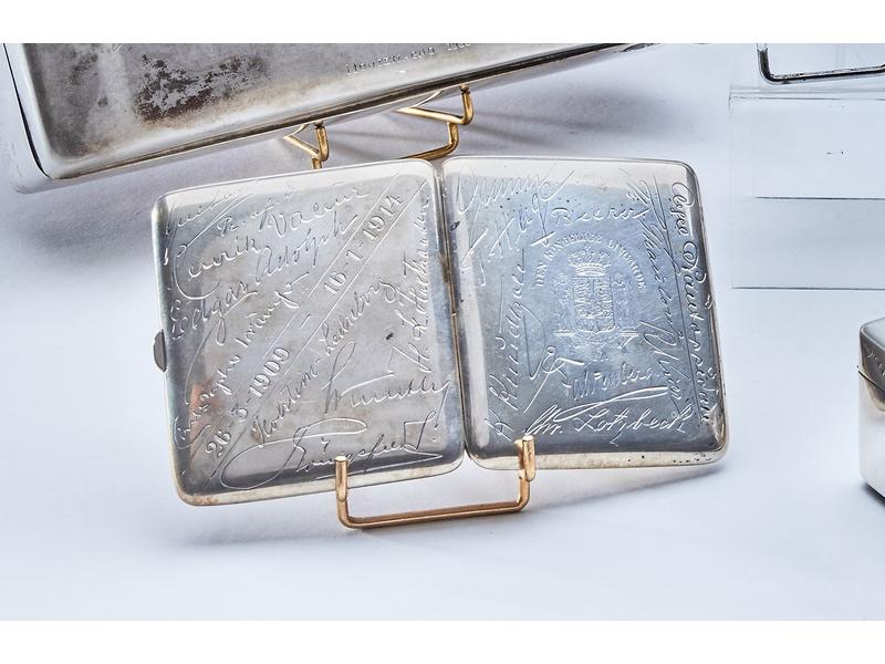 ETUI A CIGARETTES en argent (826/1000e),...