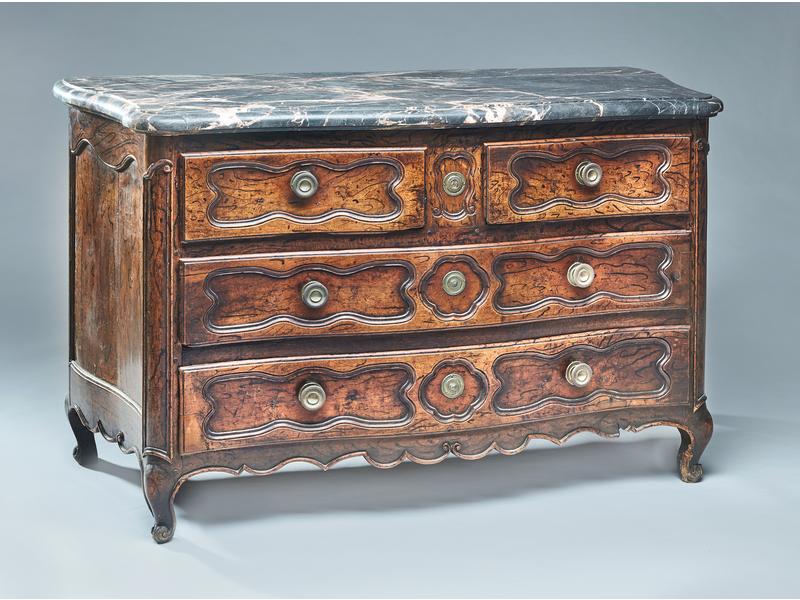 COMMODE en bois fruitier mouluré et peint,...