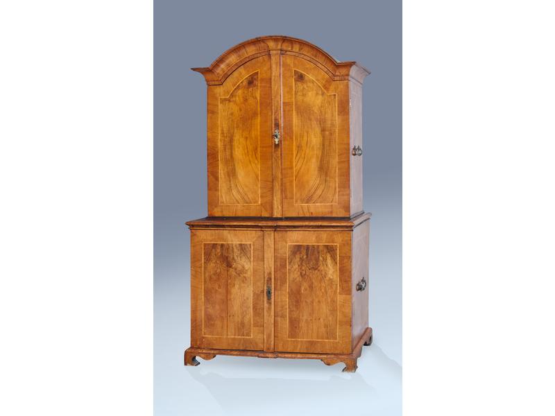 BUFFET DEUX CORPS EN CABINET, en placage...