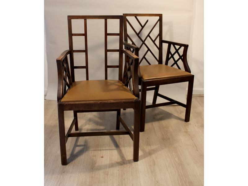 DEUX FAUTEUILS en noyer façon acajou, dossier...