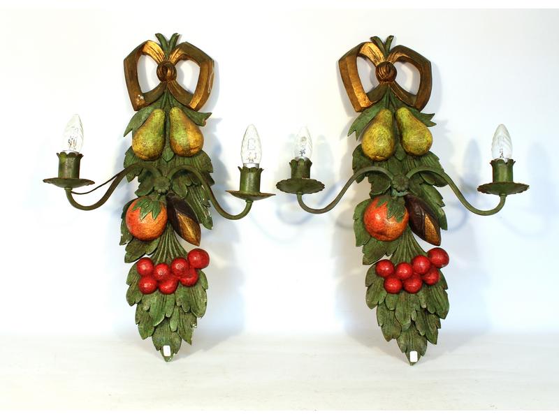 PAIRE D'APPLIQUES à deux lumières, en bois...