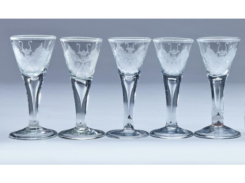 CINQ VERRES dit " Fougère " finement gravés...
