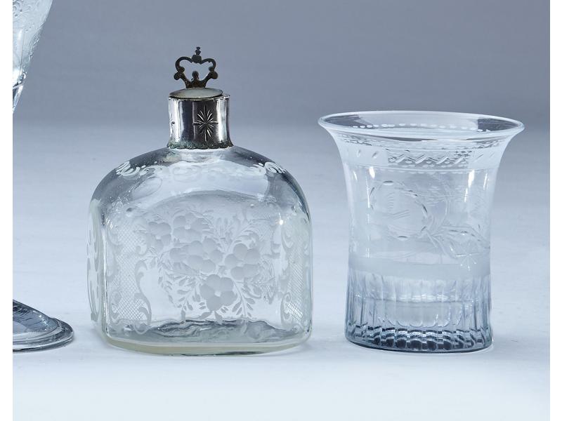 GOBELET de forme tulipe en verre gravé d'un...