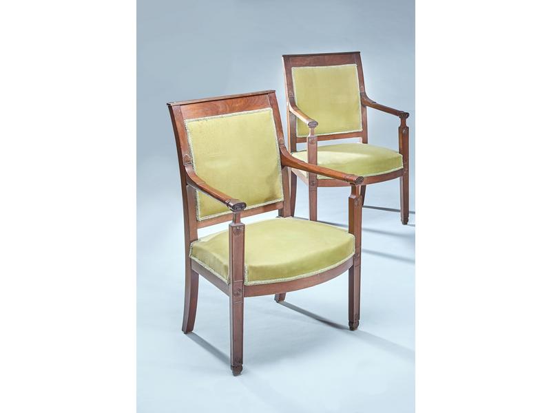 PAIRE DE FAUTEUILS en acajou et placage d'acajou,...