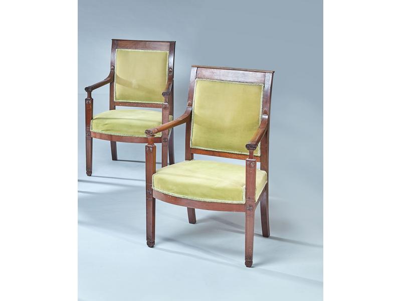 PAIRE DE FAUTEUILS en acajou et placage d'acajou,...