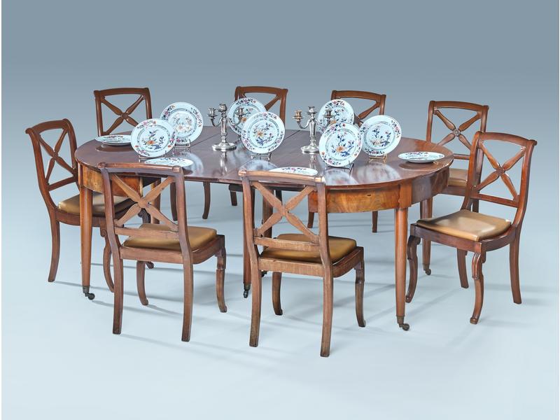 SUITE DE HUIT CHAISES en acajou et placage...