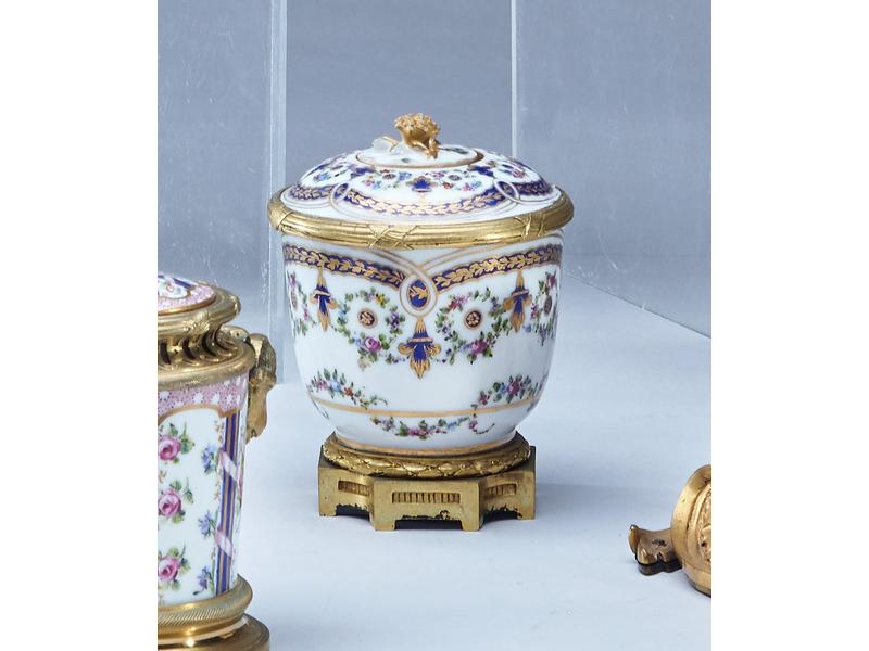 *ENCRIER couvert en porcelaine émaillée dans...