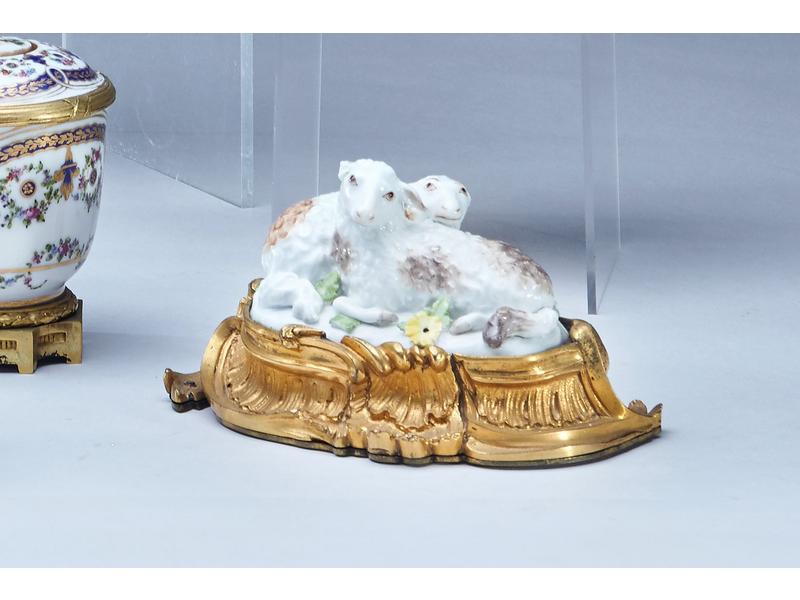 *GROUPE en porcelaine représentant des moutons...