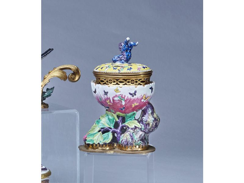 *BRULE PARFUM en porcelaine émaillée, famille...