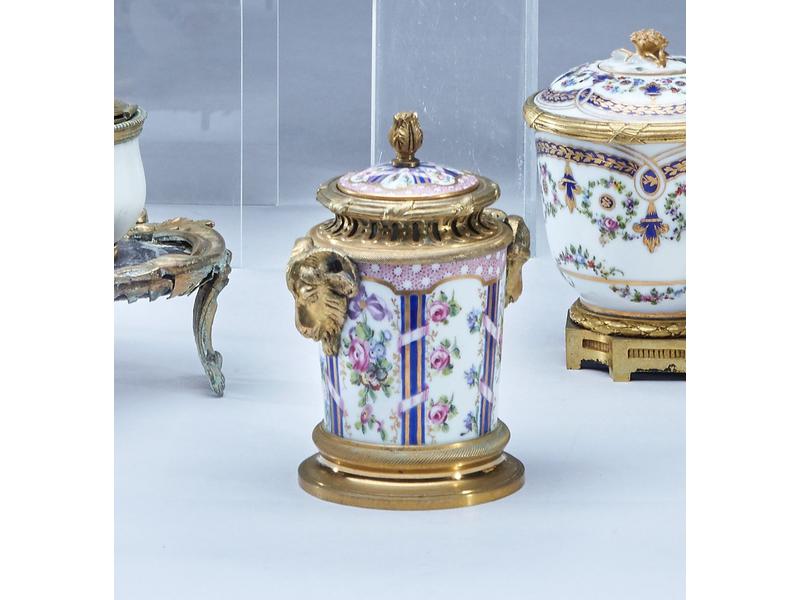 *ENCRIER couvert en porcelaine émaillée,...