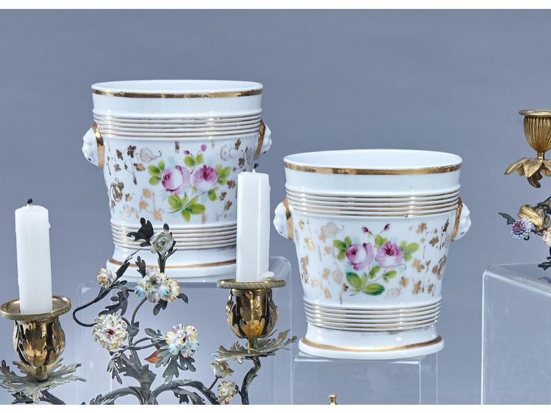 *PAIRE DE CACHE-POTS en porcelaine blanche...
