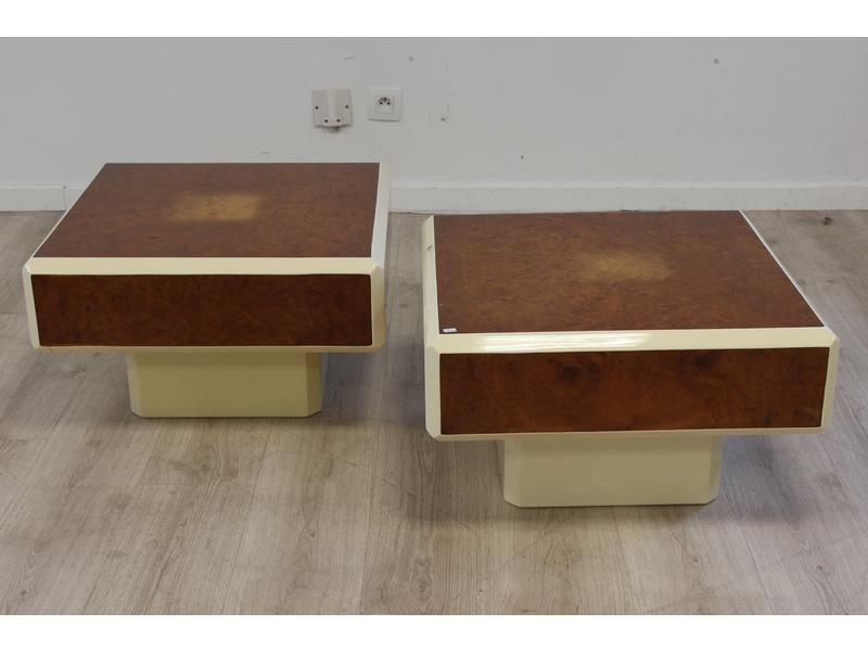 *PAIRE DE TABLES basses carrées à pans formant...