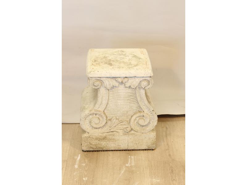 *SOCLE en pierre reconstituée, à montants...