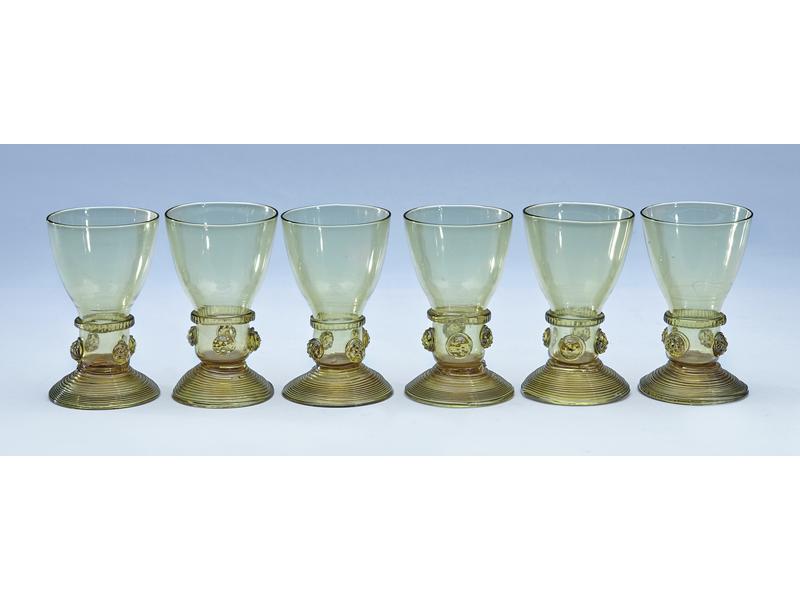 SIX VERRES à pied en verre soufflé teinté...