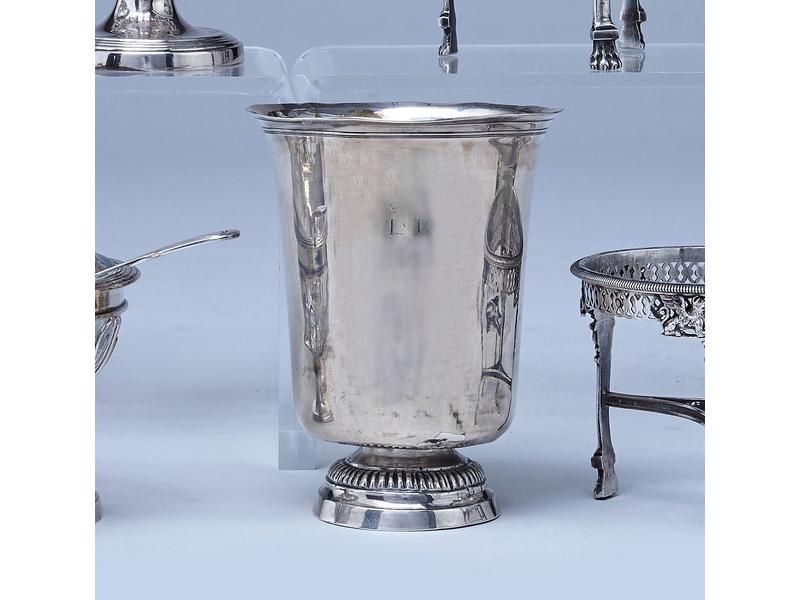 TIMBALE tulipe sur piédouche en argent, à...