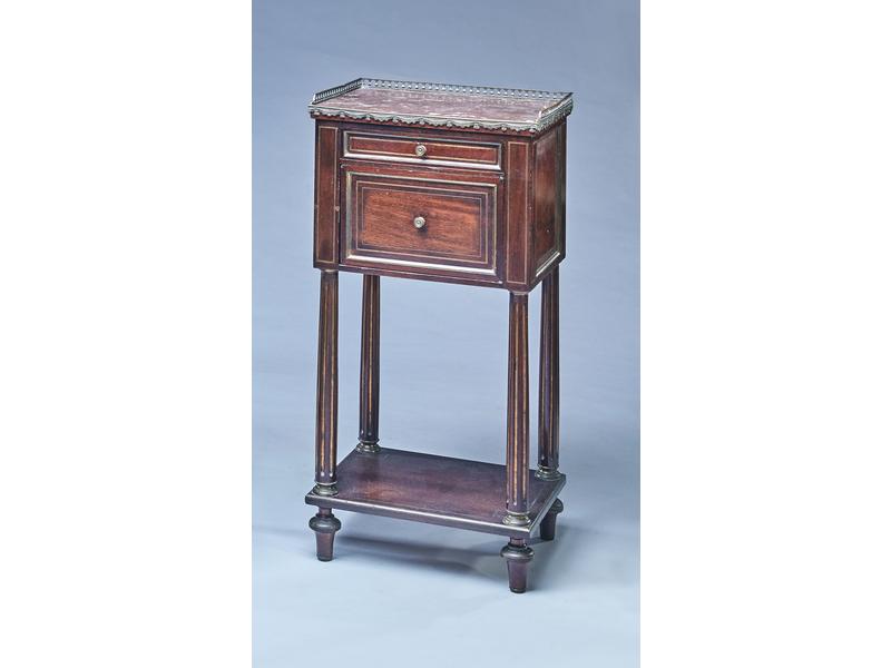 TABLE DE CHEVET en acajou et placage d'acajou...