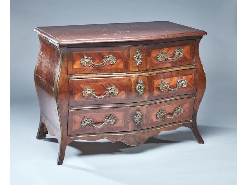 COMMODE de forme tombeau en bois de placage,...