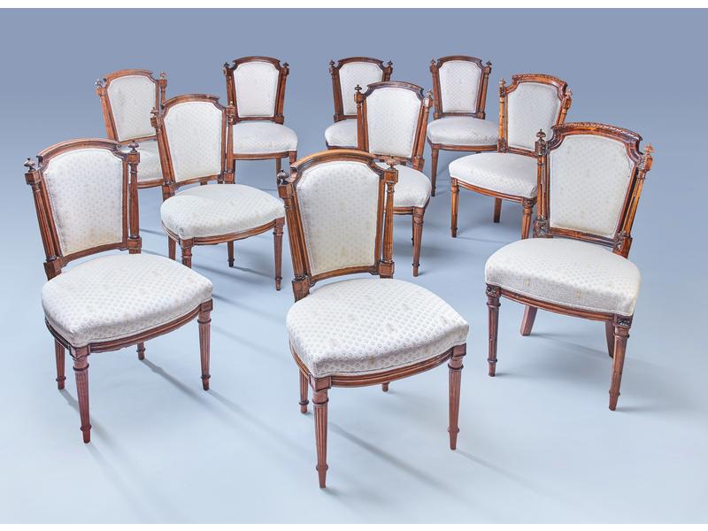 SUITE DE DIX CHAISES en hêtre sculpté teinté,...