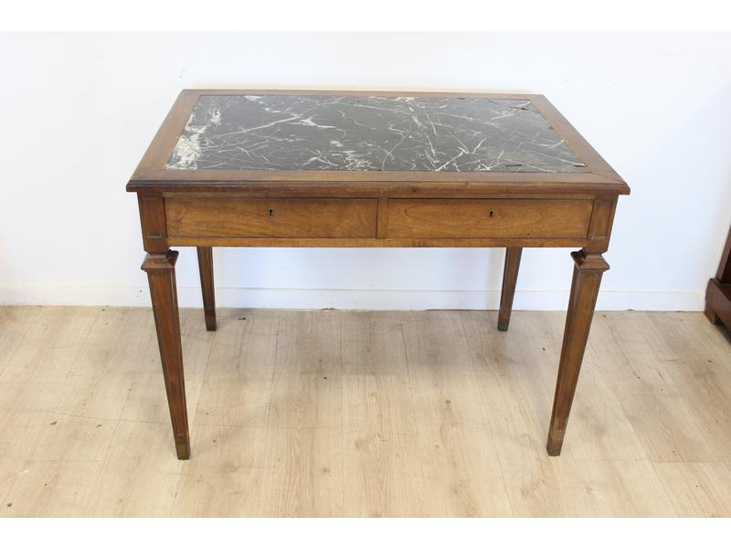 TABLE BUREAU en noyer, ouvrant à deux tiroirs...