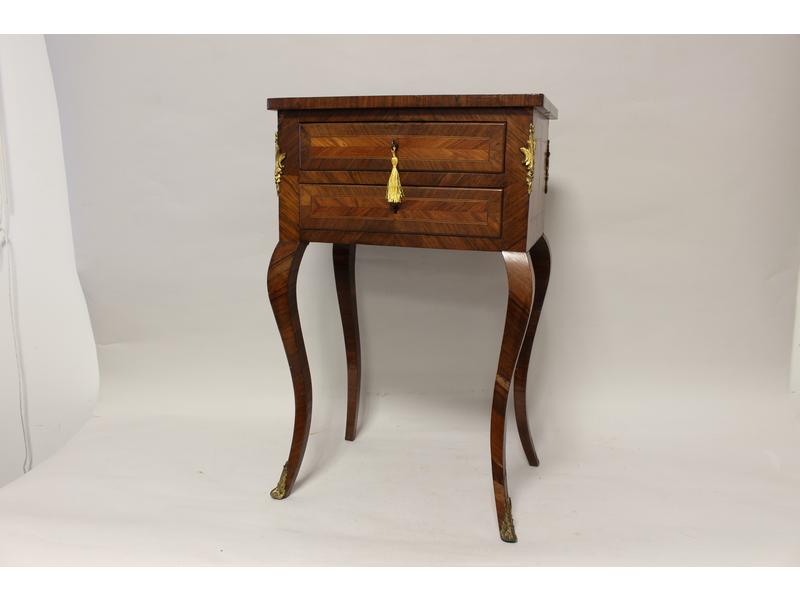 TABLE DE CHEVET rectangulaire, en placage...