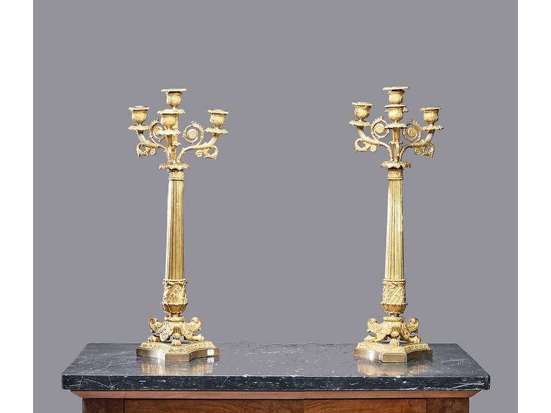 PAIRE DE CANDELABRES à quatre lumières en...