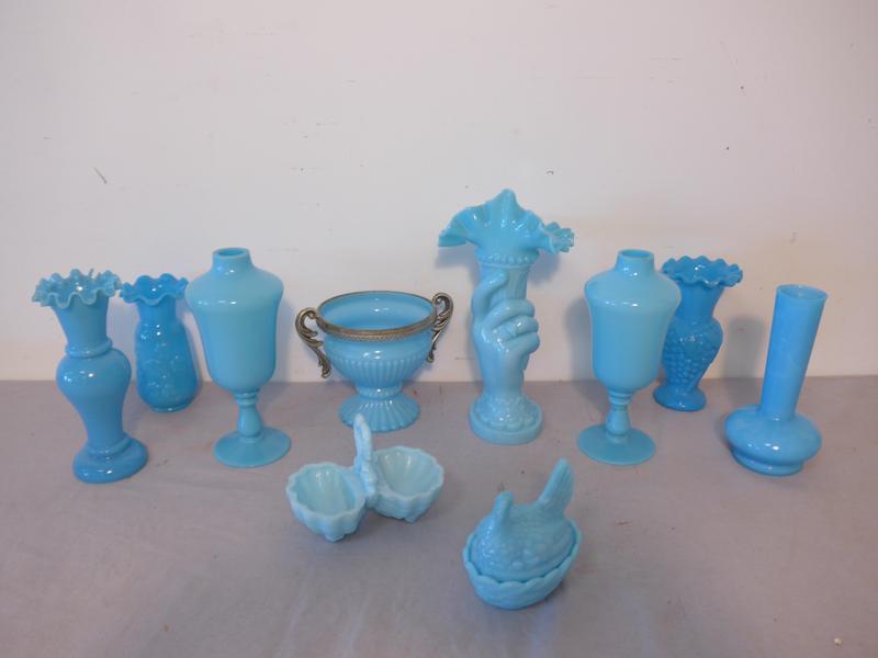 COLLECTION D'OPALINES BLEUES comprenant 10...
