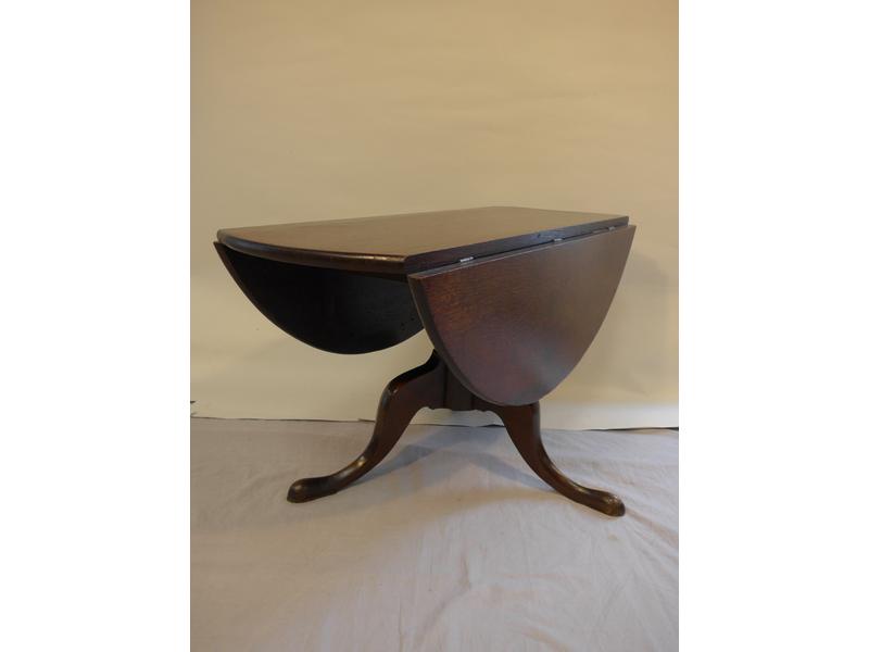 TABLE BASSE circulaire à volets en chêne...