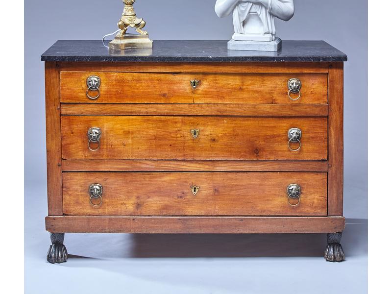 COMMODE rectangulaire en noyer, ouvrant à...