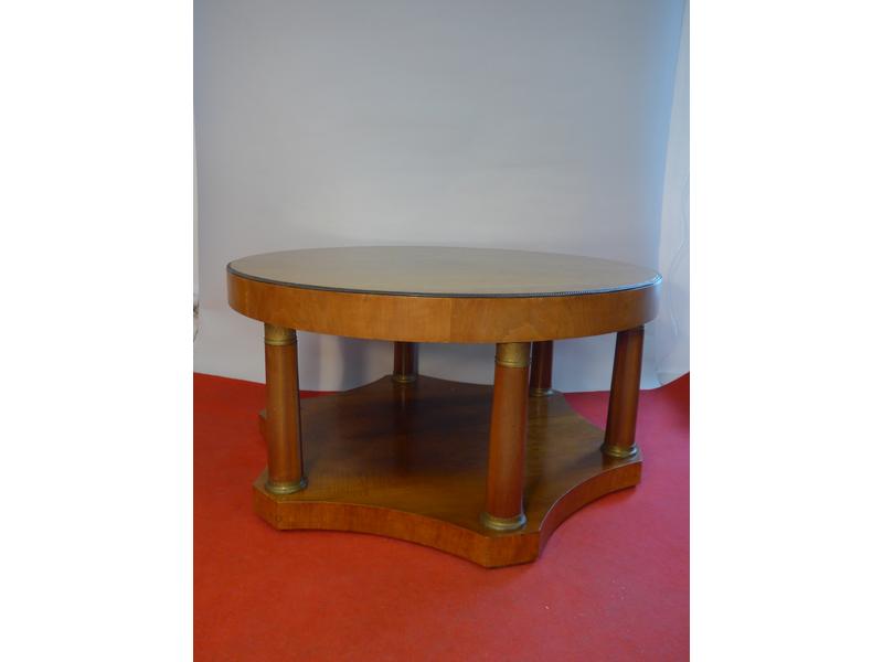 TABLE BASSE circulaire en acajou et placage...
