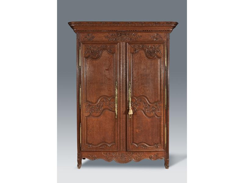 ARMOIRE en chêne mouluré, sculpté ouvrant...