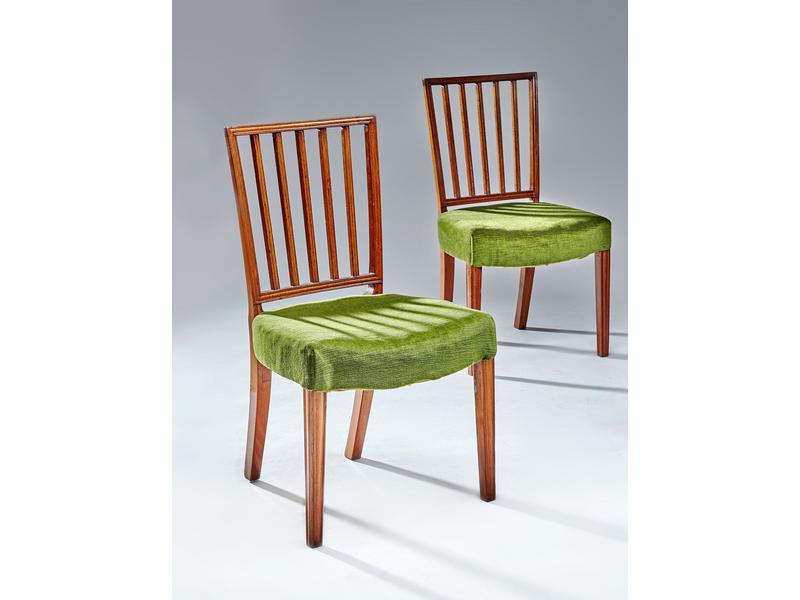 PAIRE DE LARGES CHAISES à dossier trapèze...