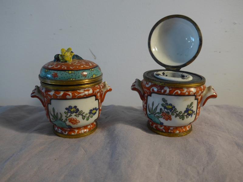 PAIRE DE PETITS POTS COUVERTS en porcelaine...