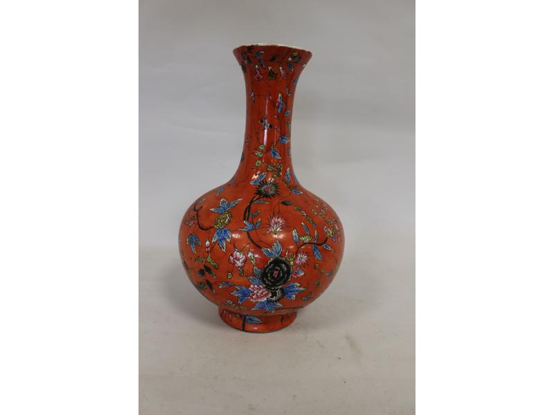VASE de forme balustre à haut col en porcelaine...