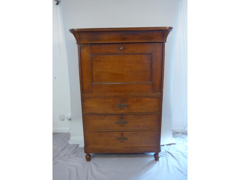 SECRETAIRE en chêne teinté acajou, ouvrant...